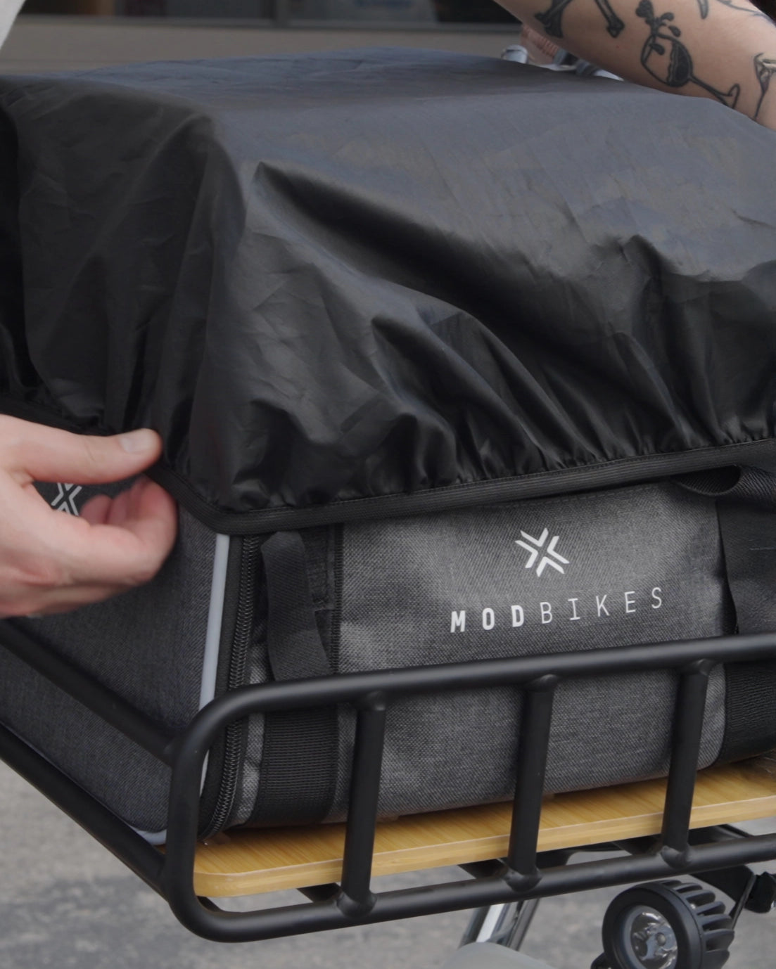 MOD Pawsenger pet carrier bag for ebikes in rear basket with black cover